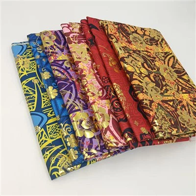 Išsklaidykite spausdintą sarongą su auksiniu